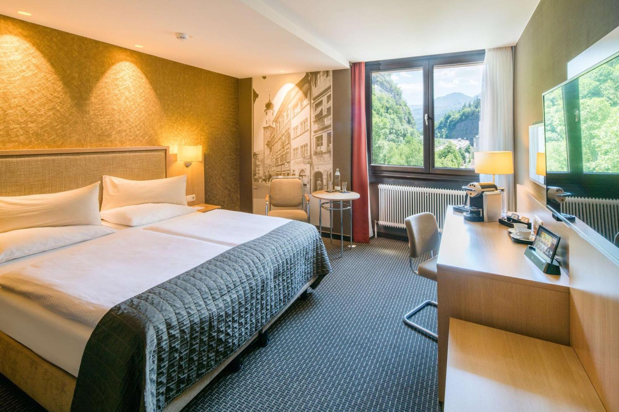 Standard Zimmer mit Kingsize-Bett und rollstuhlgerechter Dusche - barrierefrei